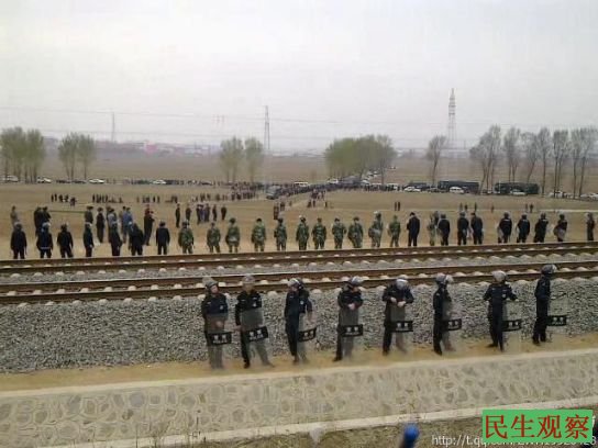 辽宁锦州千余煤矿工人卧轨维权 与上千警察对峙